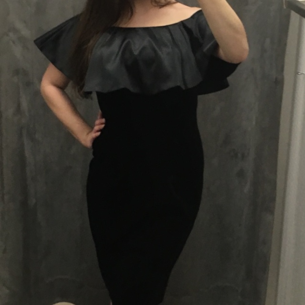 Adrianna Papell velvet off-the-shoulder 👗